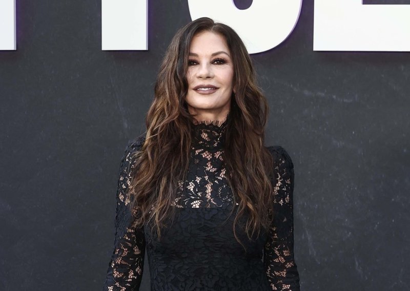 Catherine Zeta-Jones godinu nakon 'gole čestitke' objavila još neviđene fotke s Douglasom