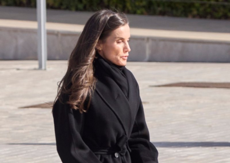 Kraljica Letizia servirala savršen zimski stajling, a svi su se pomamili za kaputom iz Zare