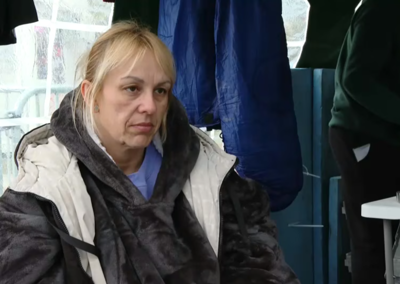 Pored majke koja štrajka glađu u Beogradu bačen topovski udar