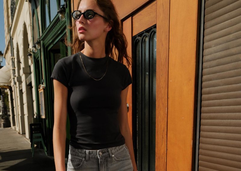 Nisu ni plave ni crne: Ove traperice su s razlogom hit, a pronašli smo ih u Zari