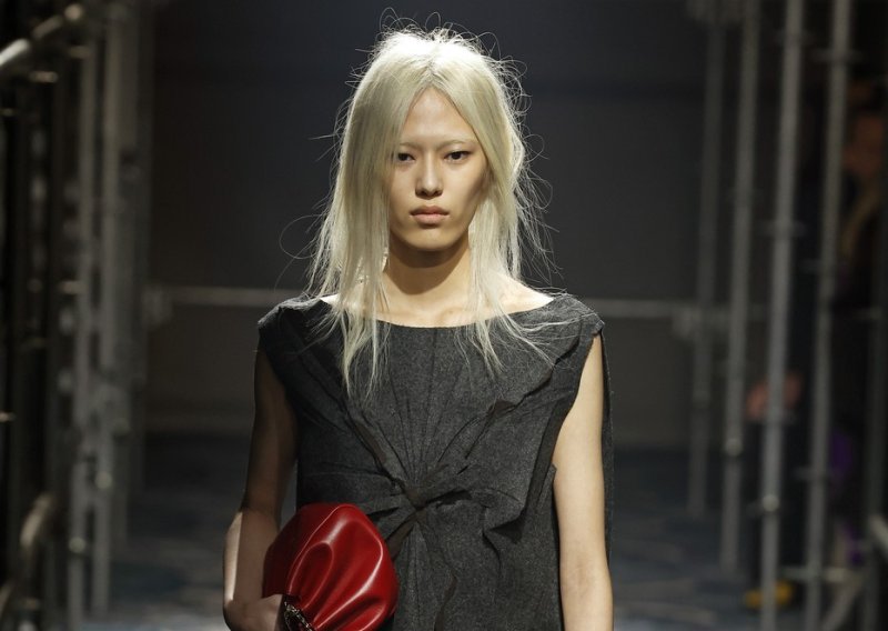 Nesavršena, a tako poželjna: Kako je Prada stvorila haljinu sezone