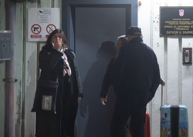 FOTO Gabrijela Žalac stigla u Remetinec, evo kako je pozdravila fotografe