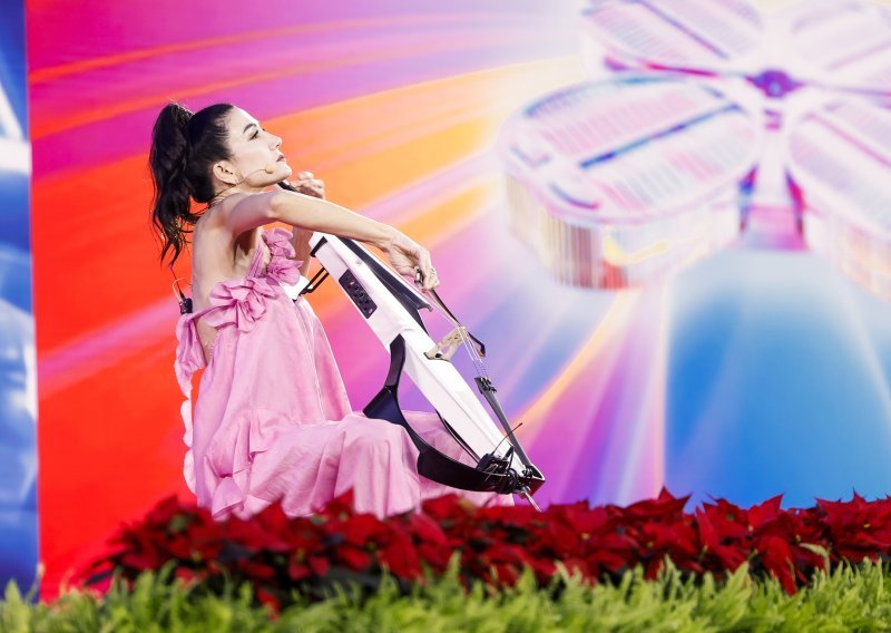 Nakon što je zasvirala s robotima, Ana Rucner putuje u Indiju na koncert koji će ući u povijest