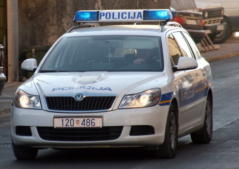 Pivskom bocom na pomoćnika načelnika policije