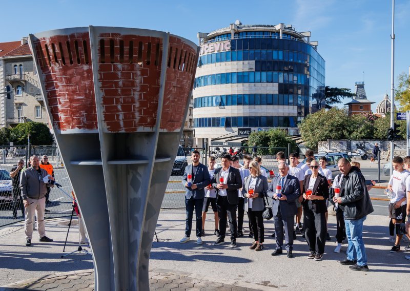 Splitski župan s učenicima zapalio svijeće ispred makete Vukovarskog tornja