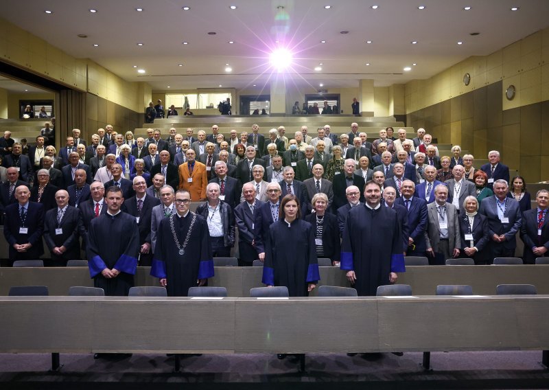 FER dodijelio 'Zlatne diplome' i nagradio najuspješnije studente nove generacije