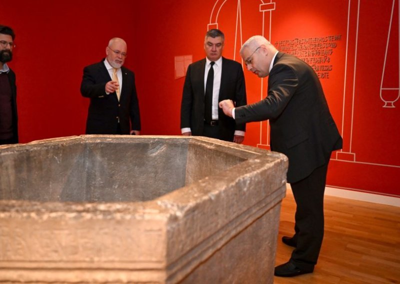 Milanović na izložbi 'U početku bijaše kraljevstvo' u Klovićevim dvorima