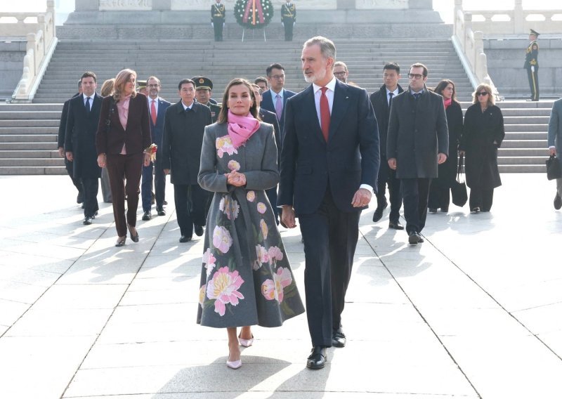 Kaput kraljice Letizije godinu dana je stajao u ormaru, a izvukla ga je u ključnom trenutku
