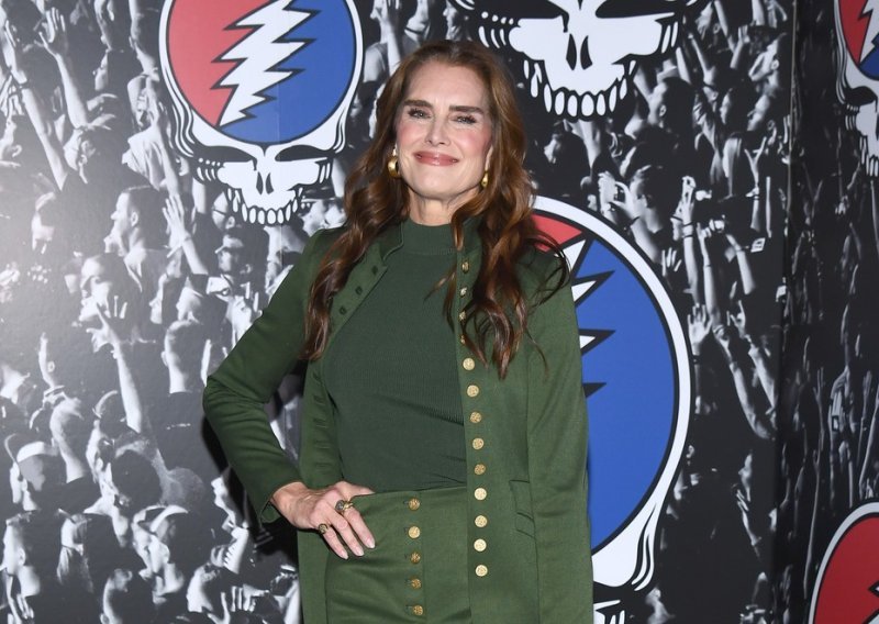 Čizme koje noge čine vitkijima osvojile su slavnu brinetu, a zna i kako ih nositi