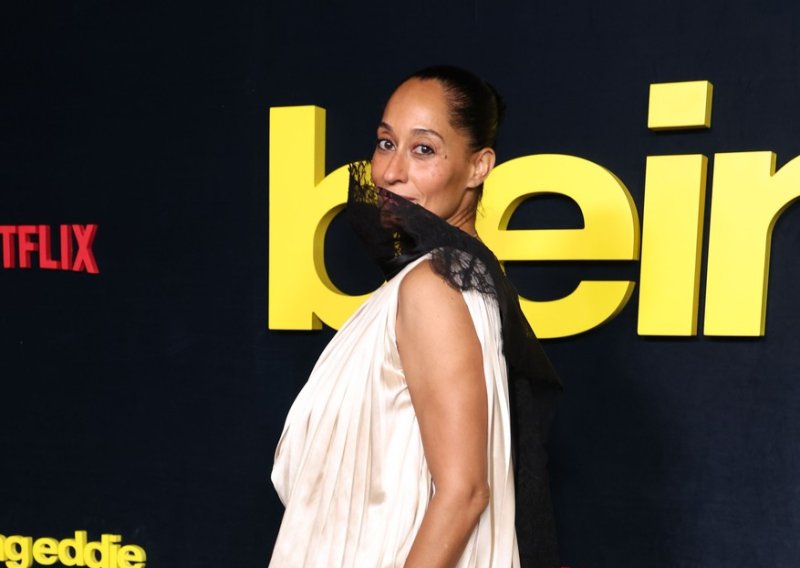 Dramatična bluza u prvom planu: Jedna od najbolje odjevenih žena ovim je izdanjem ukrala show