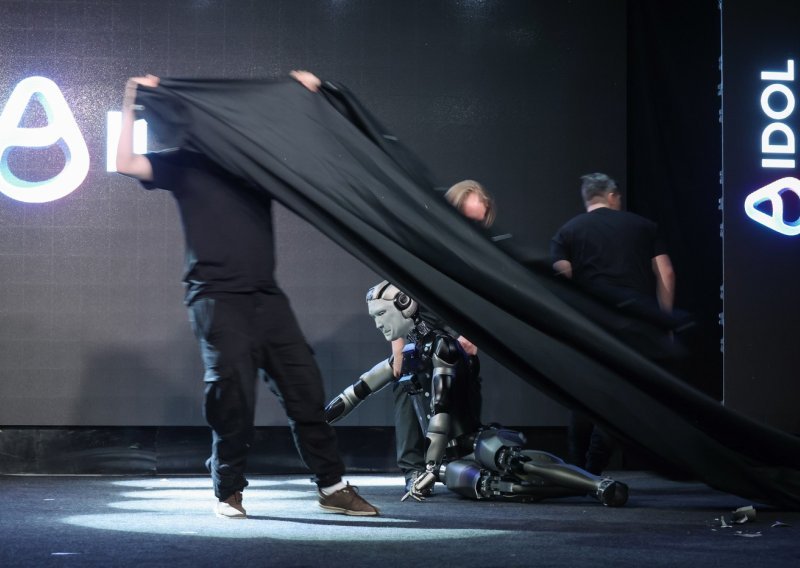 VIDEO Ruski robot na debiju srušio se kao letva: 'Ili se napio votke ili su mu rekli da ide na front'