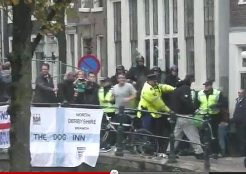 Pogledajte policijsko pendrekanje u Amsterdamu