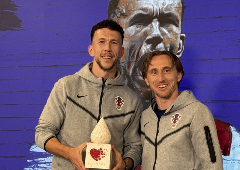 Luka Modrić uručio Ivanu Perišiću nagradu Pokaži srce