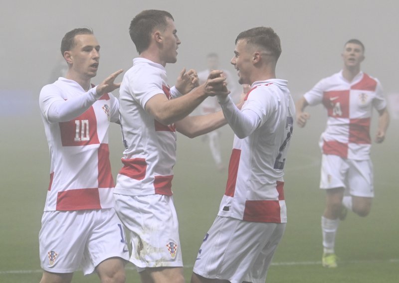 Mladi Vatreni su u gustoj magli pobijedili Litvu 4:0! Pogledajte golove Krivaka, Zvonareka i Grgića