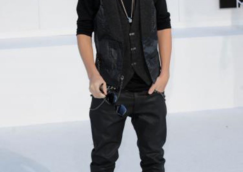 Bieber obasuo Selenu cvijećem