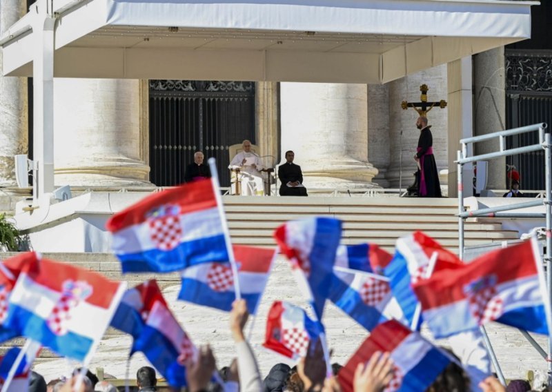 Trenutak ponosa za Dalmatince: U rukama pape Lava XIV. neočekivano se našao Hajdukov šal