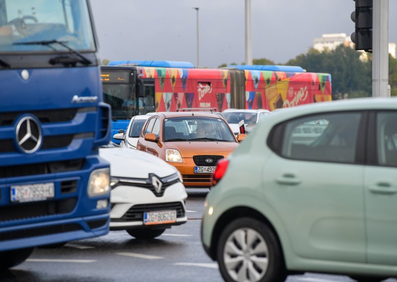 U smjeru Zagreba stvorila se kolona od tri kilometra: Vozi se jednim trakom