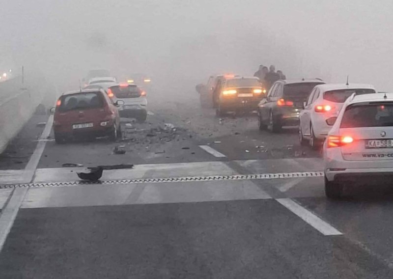 Kaos na autocesti prema Zagrebu: Sudarila se tri automobila, vozi se jednim trakom