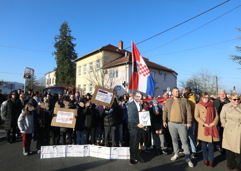 Roditelji opet bojkotirali nastavu, čekaju obnovu nakon potresa, zagrebačka vlast uskoro očekuje dozvole
