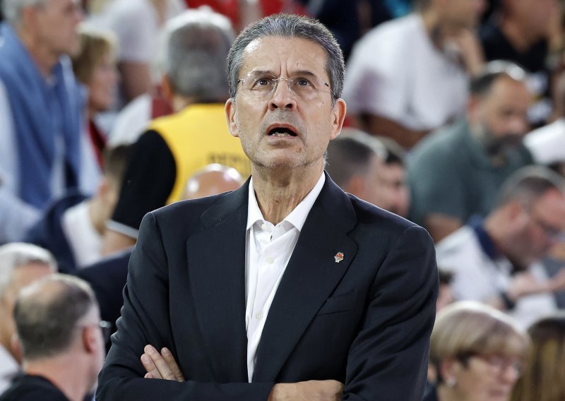 Bizarne scene u Euroligi. Pogledajte što se dogodilo treneru Valencije na press konferenciji