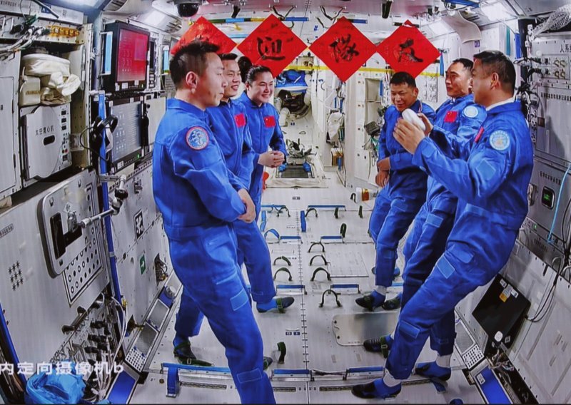 Kineski astronauti vratili su se na Zemlju nakon odgode zbog oštećenja letjelice