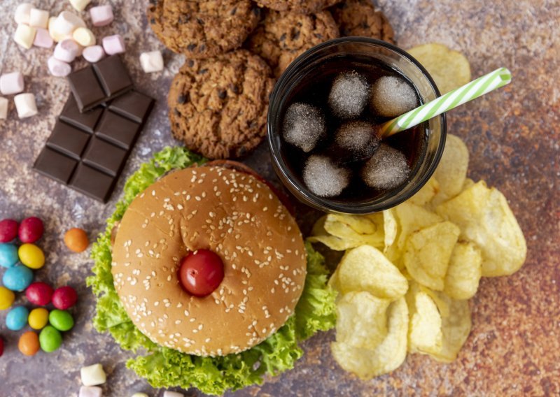 Nova analiza pokazala: Ultra-prerađena hrana mogla bi igrati ulogu u rastu slučajeva raka crijeva kod mlađih odraslih osoba