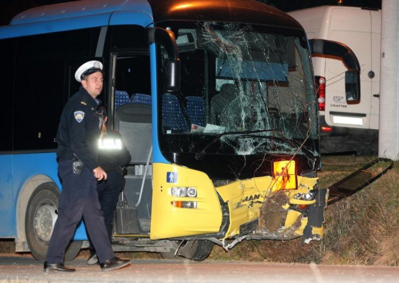 ZET-ov autobus sa sedmero djece sletio s ceste