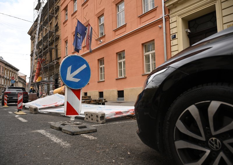 Pala fasada kod Britanca, u Gajevoj ulici ograda pala na automobil