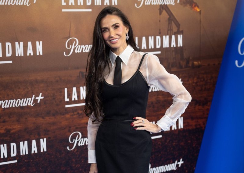 Plijeni seksepilom i kada je zakopčana do grla: Demi Moore oduševila izdanjem