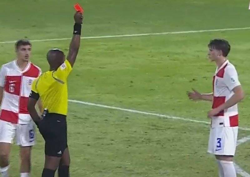 Bizarne scene. Pogledajte kako je sudac pokazao Jakiroviću crveni karton pa se odmah predomislio