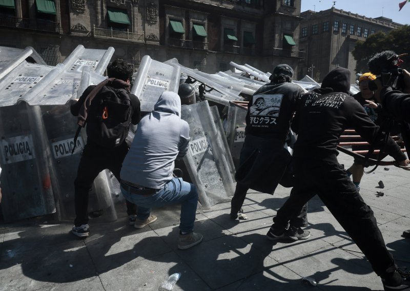 FOTO Mladi se pobunili zbog kriminala, u sukobu ozlijeđeno 100 policajaca, više uhićenih