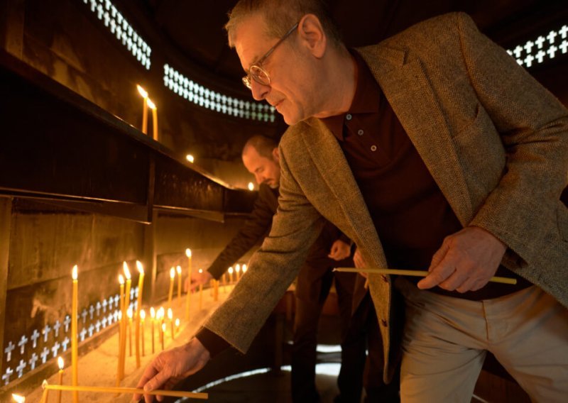 Predstavnici SNV-a i Prosvjete zapalili svijeće u počast žrtvama Vukovara i Škabrnje