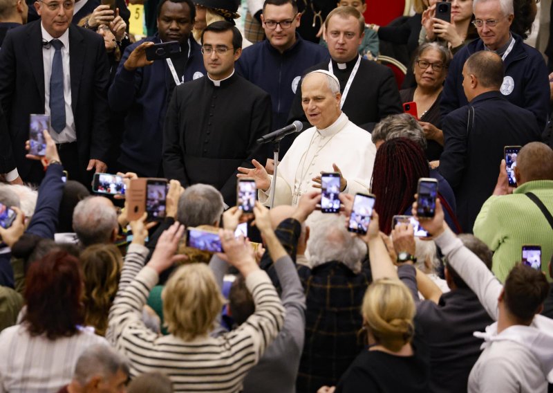 FOTO Ove fotografije pape danas su obišle cijeli svijet. Jedan detalj teško je ne primijetiti