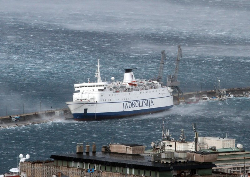 Zbog jakog vjetra neke dionice otvorene su samo za automobile, u problemu i brodski promet