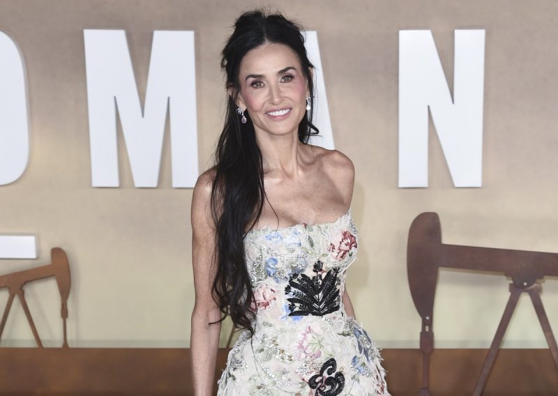 Demi Moore očarala u jednoj od najzanimljivih haljina ikad