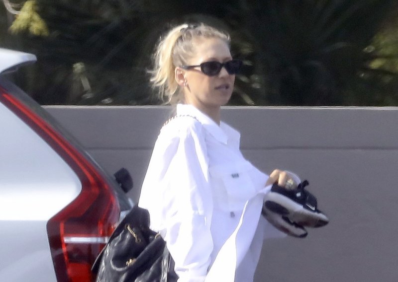 Do poroda je ostalo još malo: Ana Kurnjikova snimljena u izlasku sa sinom