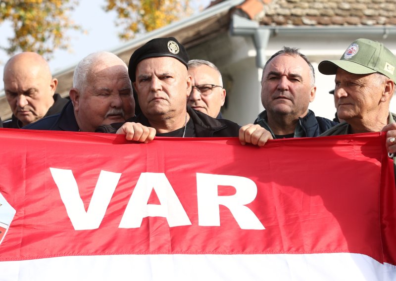 Veterani spriječili bacanje vijenca za srpske žrtve u Vukovaru: Ovo je provokacija