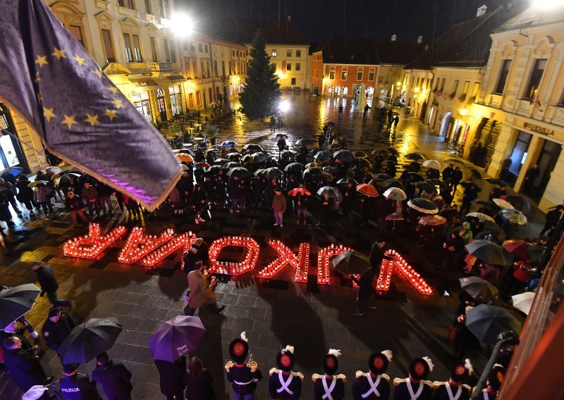 I na varaždinskom središnjem trgu svijetli ime Vukovara