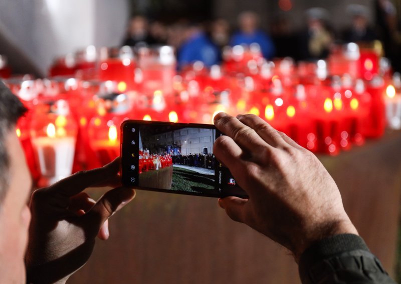 Molitva i svijeće u dvorištu vukovarske bolnice za žrtve agresije 1991.