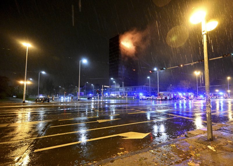 Novinar tportala na licu mjesta: Ljudi preparkiravaju vozila u strahu od urušavanja nebodera