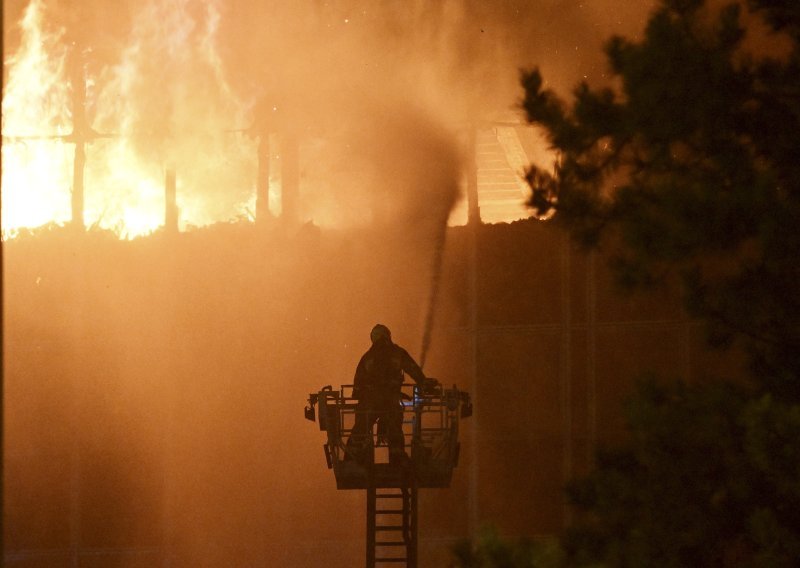 Zagrebački vatrogasci: Požar u Vjesnikovu neboderu agresivno se širi