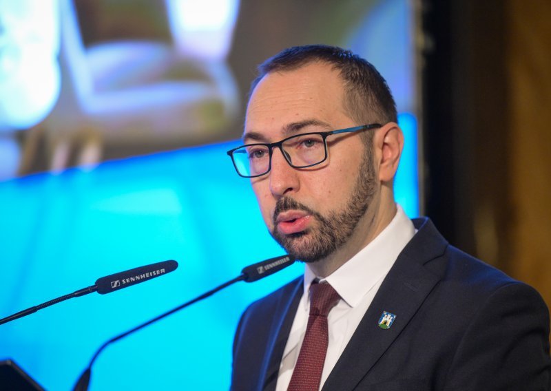 Tomašević: Za sada nema opasnosti da bi se zgrada mogla urušiti