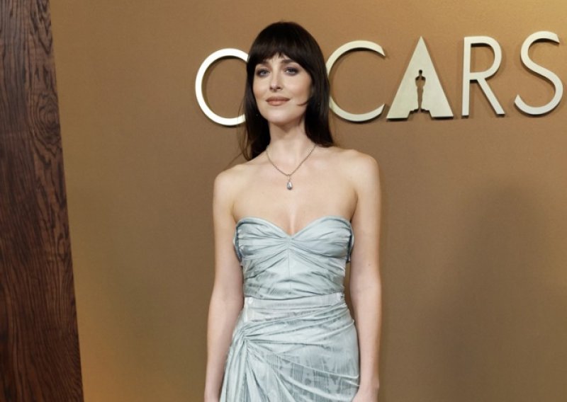 Dakota Johnson očarala u fantastičnoj haljini i otkrila novu boju kose