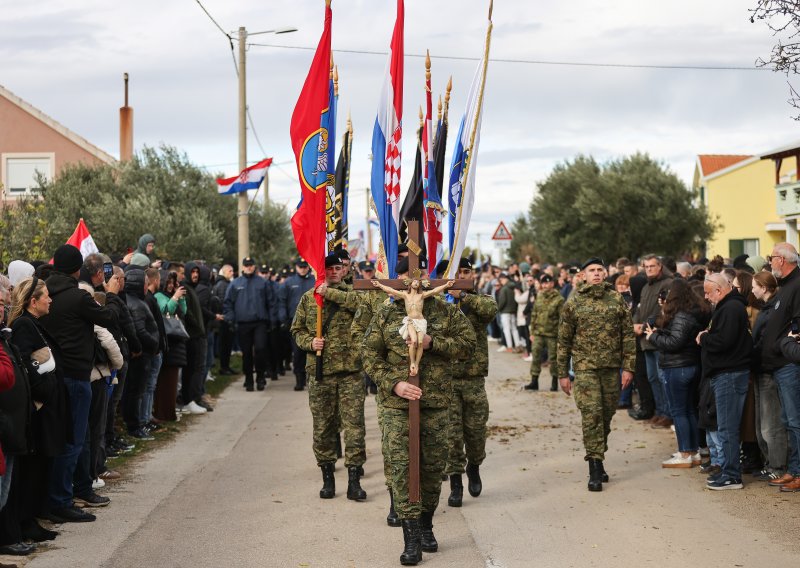 'Moj je vojnik bio mučen živ, rezali su mu uši, klali ga. To su promatrale zarobljene žene iz Škabrnje'