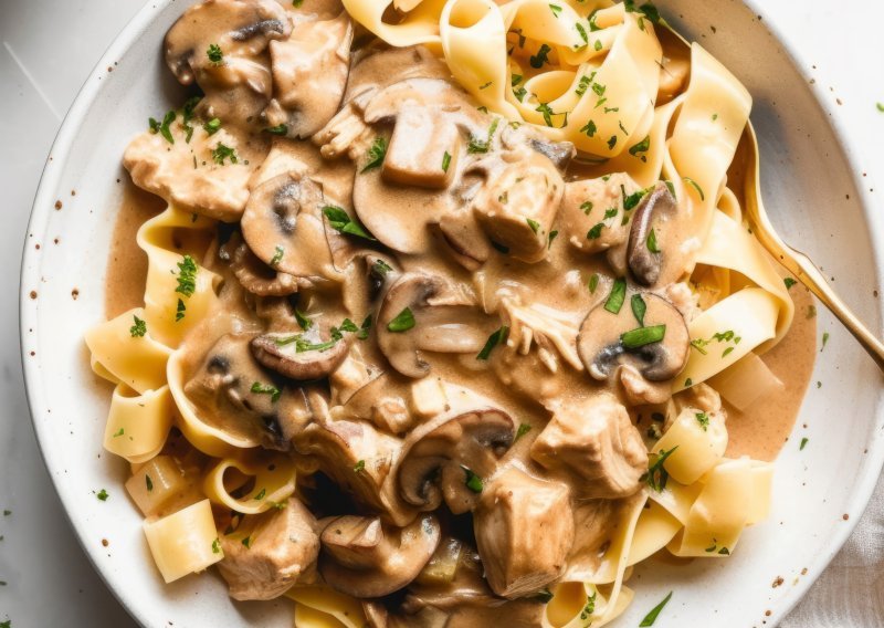 Danas bez kompliciranja: Ovo je recept za najlakšu kremastu tjesteninu s pancetom i gljivama