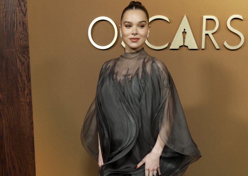 Krije li nešto ili ...? Nesvakidašnja haljina lijepe brinete izazvala burne reakcije