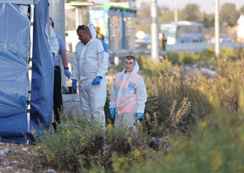 Užas na Zapadnoj obali: Jedan ubijeni i troje ranjenih u naletu automobilom i napadu nožem