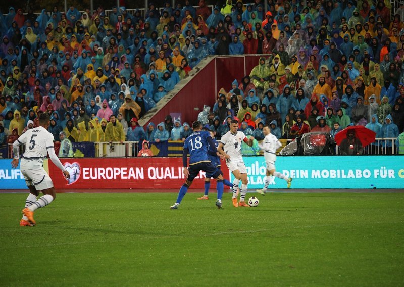 Svaki put kad bi Xhaka primio loptu, stadion u Prištini se tresao od zvižduka; pogledajte što se događalo
