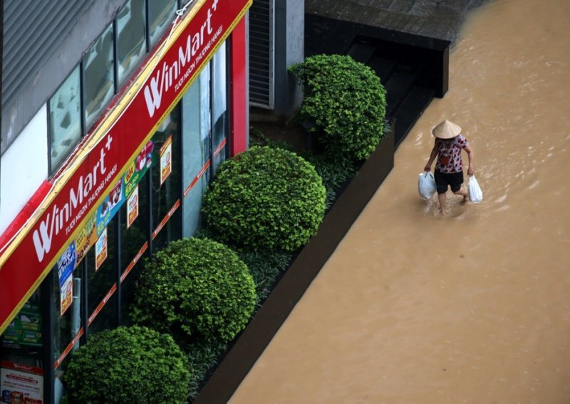 Poplave u Vijetnamu ubile barem 15 ljudi, kamiondžiju bujica odnijela pri prelasku brane
