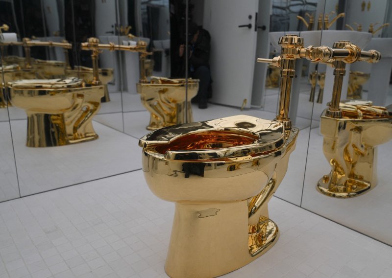 Cattelanov zlatni WC 'Amerika' prodan za 12 milijuna dolara